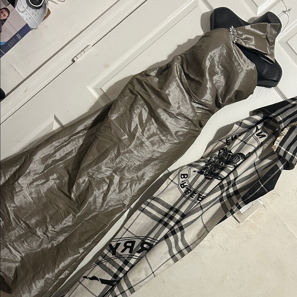 Chic Metallic One-Shoulder Dress